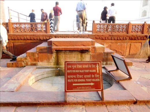 インド  シンメトリーで有名なタージマハルが左右対称じゃなかった【アグラ】