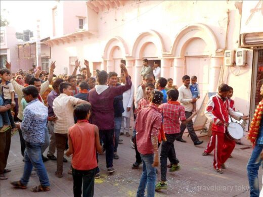 インド  アグラの街はお祭り騒ぎ
