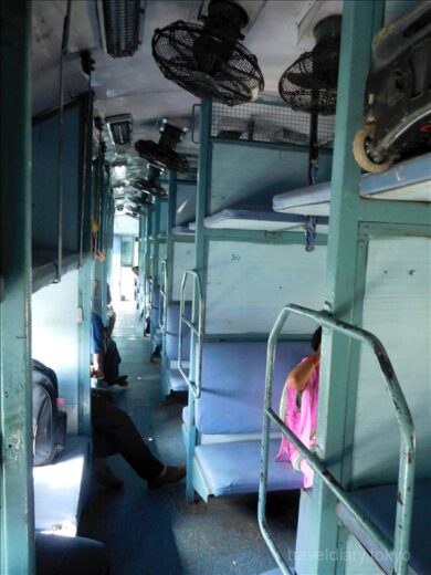 インド  アグラ ⇒ バラナシ_インド鉄道 カオスなスリーパークラスで