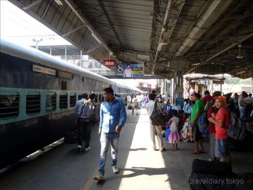 インド  アグラ ⇒ バラナシ_インド鉄道 カオスなスリーパークラスで