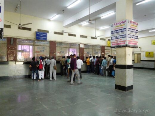 インド  乗合オートリキシャでバラナシ駅まで行って鉄道チケットを買ってきた
