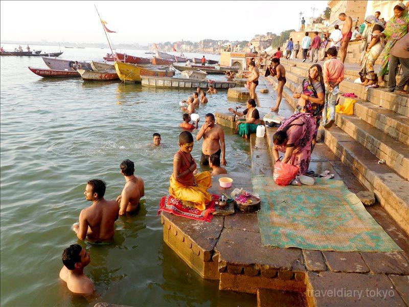 ヒンドゥー教最大の聖地バラナシ ガンガー で沐浴する人たち