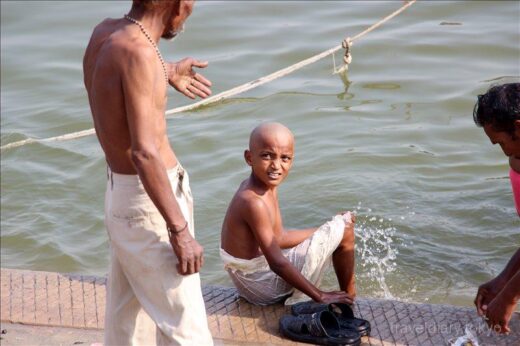 インド  ヒンドゥー教最大の聖地バラナシ_「ガンガー」で沐浴する人たち