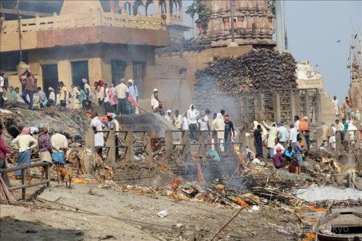 インド  日本人には衝撃的光景。インド人にとっては幸せなガンガーでの火葬。