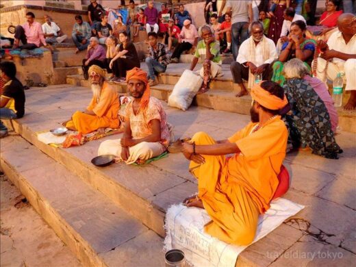インド  ダシャーシュワメード・ガートで毎晩行われる祈りの儀式「プージャ」