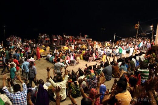 インド  ダシャーシュワメード・ガートで毎晩行われる祈りの儀式「プージャ」