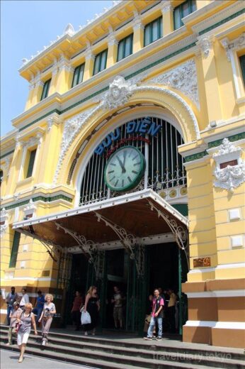ベトナム  ホーチミンの郵便局は観光名所_芸術的なコロニアル建築が美しい
