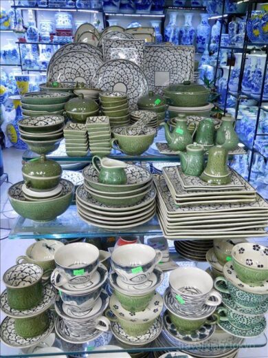 ベトナム  陶磁器の製造直売店の集まる「バッチャン村」へ自力で行ってきた