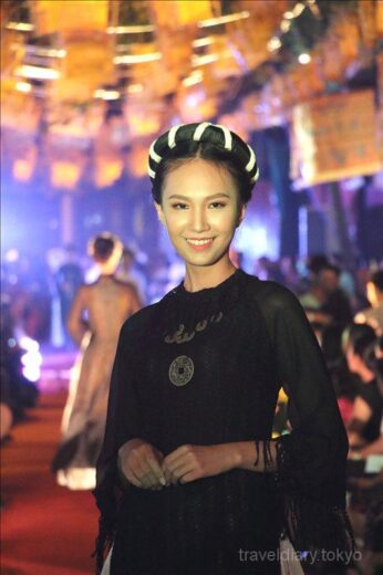 ベトナム  アオザイを着た美女たちが舞うストリートファッションショー