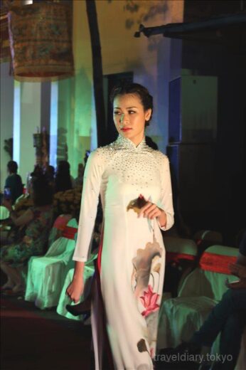 ベトナム  アオザイを着た美女たちが舞うストリートファッションショー