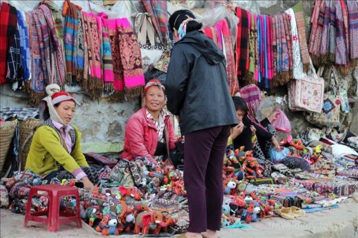 ベトナム  道端でお土産物を売る少数民族の人達【ベトナム】
