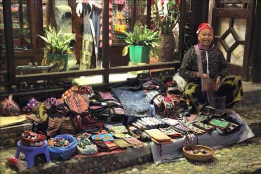 ベトナム  道端でお土産物を売る少数民族の人達【ベトナム】