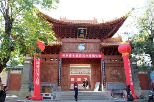 中国  ぶらっと入った寺の柱が大理石で凄かった【中国】
