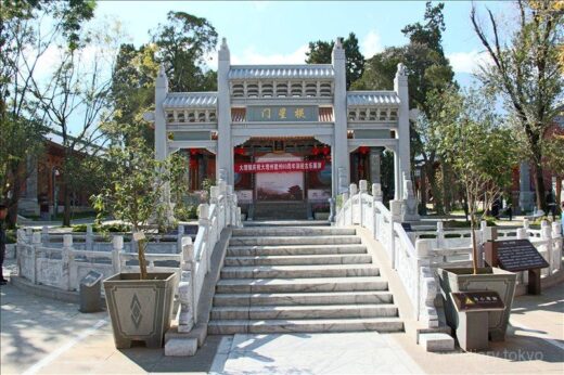 中国  ぶらっと入った寺の柱が大理石で凄かった【中国】