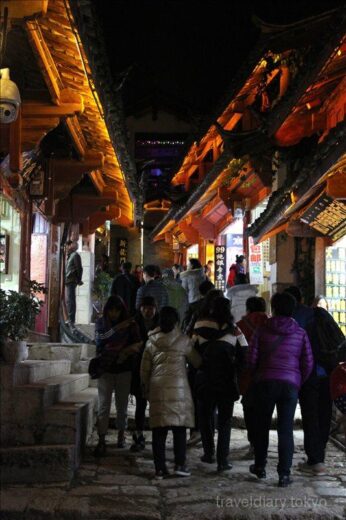 中国  昼間と全く違う顔を持つ夜の麗江古城を散策【中国】