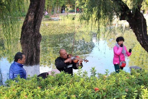 中国  週末に音楽好きの集まる湖「翠湖公園」に行ってきた【中国】