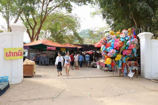 ラオス  ルアンナムターで小さな遊園地のあるマーケットを見学【ラオス】