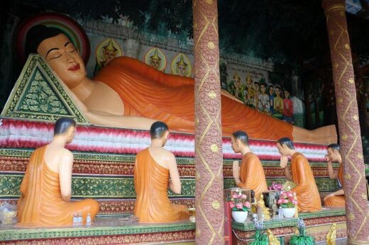 カンボジア  不思議な像が沢山並ぶ寺院を見学_もしかして片岡鶴太郎さん？