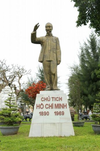 ベトナム  様々な大理石像が並ぶ美術館みたいな販売店【ダナン】