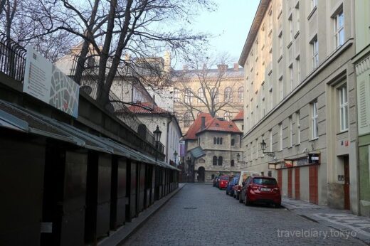 チェコ  プラハで散歩_シナゴーグとか建物に描かれた落書きとか