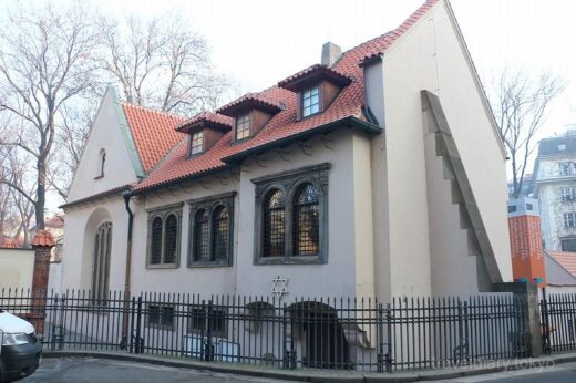 チェコ  プラハで散歩_シナゴーグとか建物に描かれた落書きとか