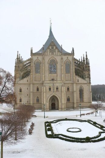 チェコ  ステンドグラスと壁画が美しかった世界遺産「聖バルバラ教会」