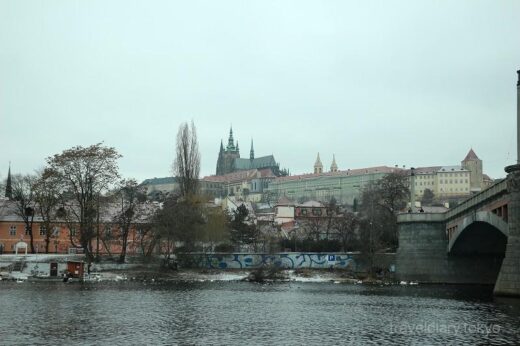 チェコ  プラハでリバークルーズ＿川から眺めたカレル橋はこんな感じ