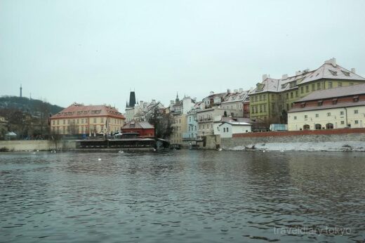 チェコ  プラハでリバークルーズ＿川から眺めたカレル橋はこんな感じ